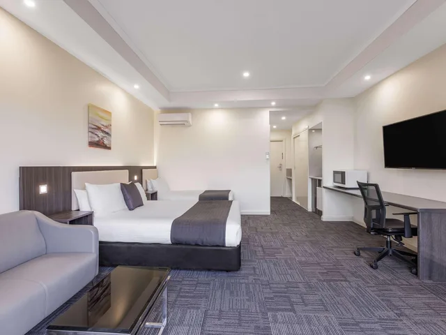 Upgrade, 1 Queen and 1 Single Bed, Accessible، Quality Hotel Melbourne Airport 5/10