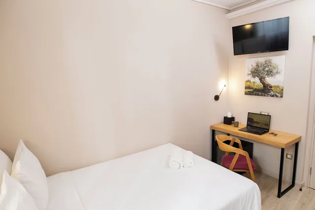 غرفة مفردة، Acropolis View 7/11
