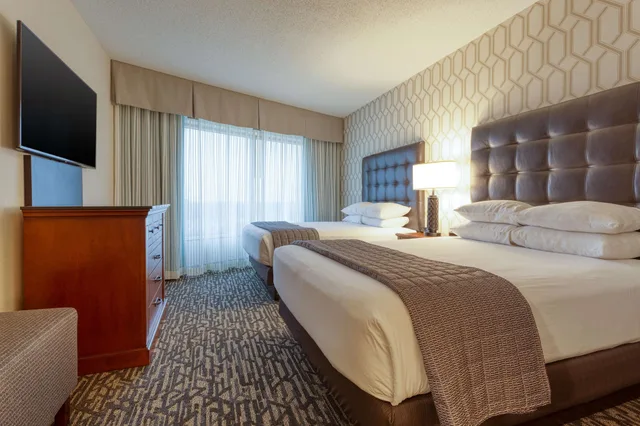 غرفة بسريرين كوين مع أريكة في طابق مرتفع، Drury Plaza Hotel St Louis Chesterfield 2/7