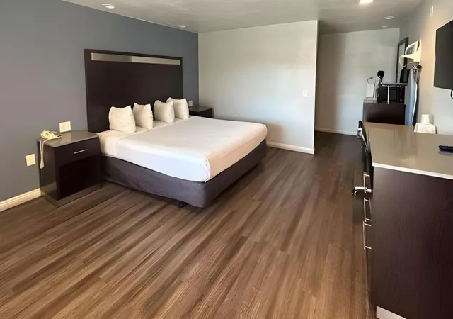 جناح بسرير كينج لغير المدخنين مع أريكة سرير، Motel6 Yuba City, CA 3/10