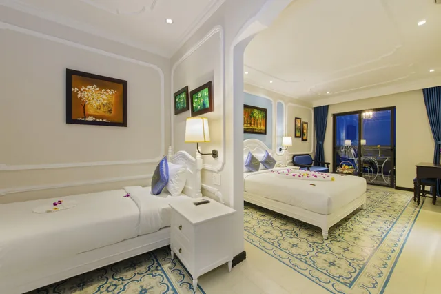 غرفة عائلية ثلاثية بسرير كينج وسرير فردي بإطلالة على المدينة بحوض استحمام، Hoi An Rosemary Boutique Hotel And Spa 4/10