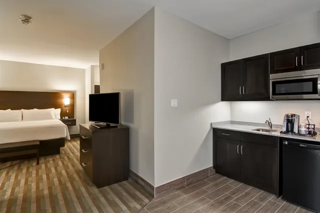غرفة قياسية بسرير كينج بشرفة، Best Western London Airport Inn Suites 5/7