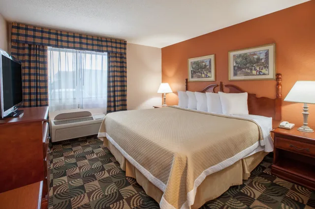 Standard, King Bed, Jetted Tub, Days Inn by Wyndham Hillsdale 7/10