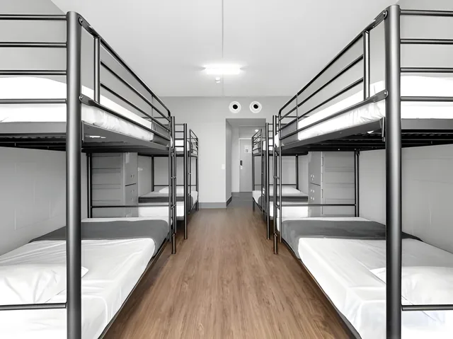 Mixed Dorm, 10 Beds, Club Side، Gilligan S Backpackers Hotel Resort Cairns 1/1