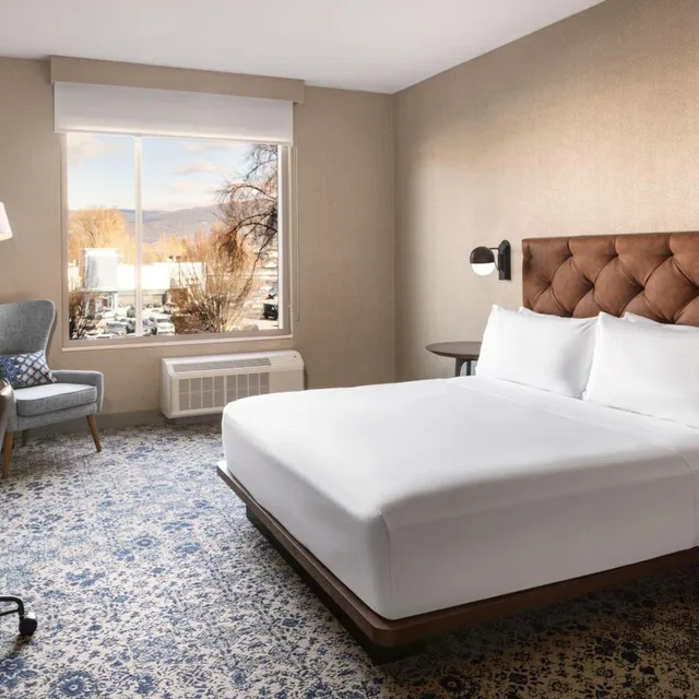 Deluxe, King Bed, Water View، Four Points by Sheraton Penticton at the Convention Centre 1/5