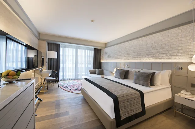 Superior, Side Sea and Pool View، Acanthus and Cennet Barut Collection 1/6