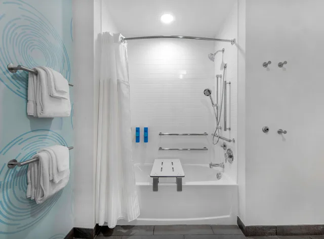 Room, King Bed, Accessible, Tru by Hilton Wilmington Wrightsville Beach 5/6