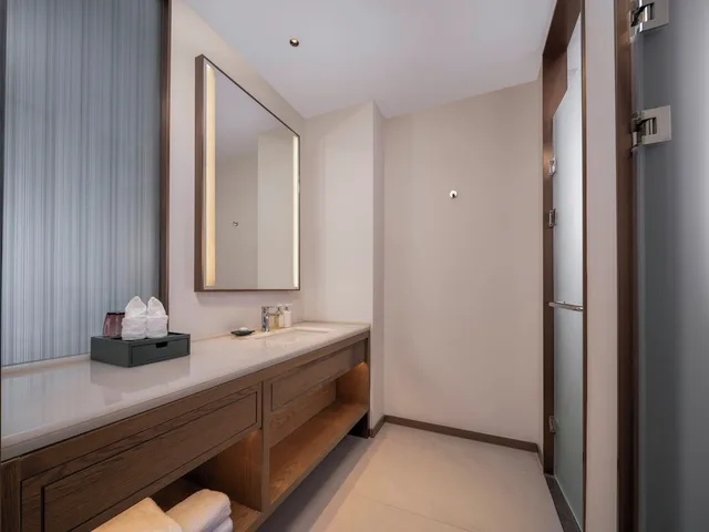 غرفة قياسية بسرير كينج بإطلالة على الحديقة بشرفة، Holiday Inn Resort Wanning Shenzhou Peninsula by IHG 7/7