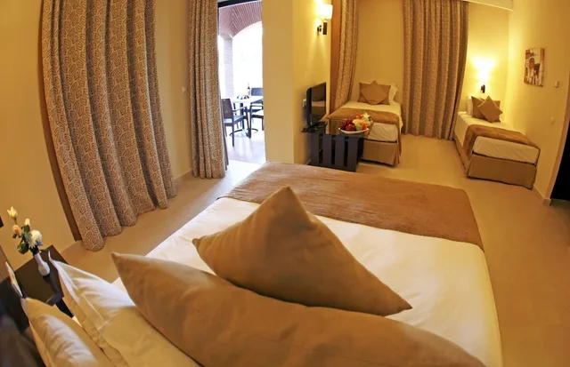 غرفة عائلية بسرير مزدوج وسريرين منفصلين بإطلالة على المسبح، Aqualis Targa Club 5/8