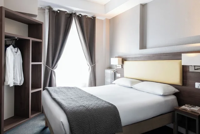 غرفة سوبيريور بسرير مزدوج، Hotel Ambassadeur Paris 1/3