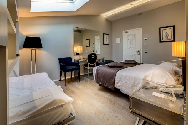 غرفة ثلاثية، Roma Hotel 2/3
