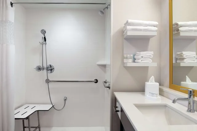 جناح بسرير كينج مع أريكة لذوي الإعاقة، Hampton Inn Champaign Southwest 2/2