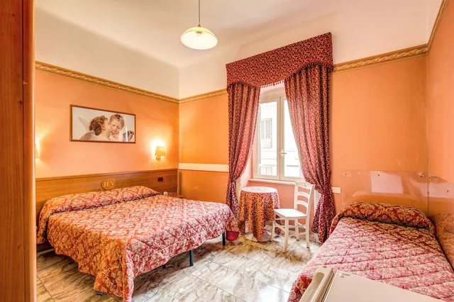 غرفة قياسية ثلاثية بسرير مزدوج وسرير فردي، Virginia Hotel 2/8