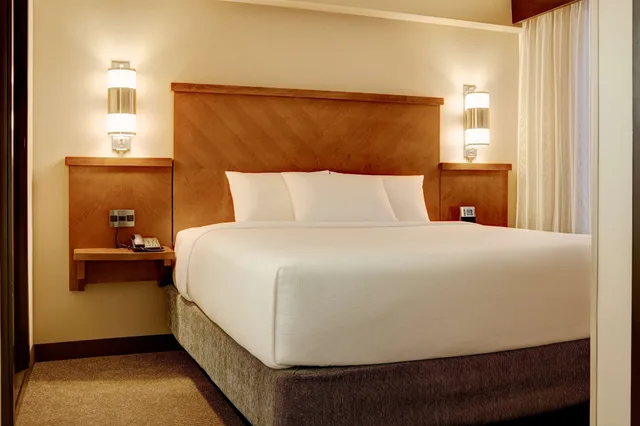 غرفة بسرير كينج في طابق مرتفع، Hyatt Place Raleigh-Durham Airport 1/2