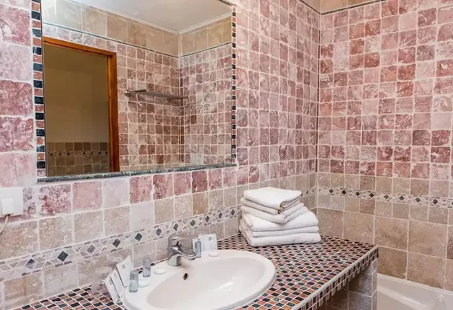 غرفة ثلاثية بسرير كوين وسرير فردي، Hôtel Le Catalan Restaurant Le Miradou 4/4