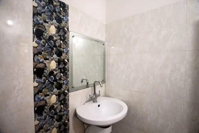 غرفة قياسية بسرير كينج بحمام خاص، Hotel Traditional Inn 2/4