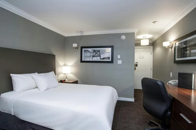 غرفة قياسية بسرير كوين، Sandman Hotel Revelstoke 1/4