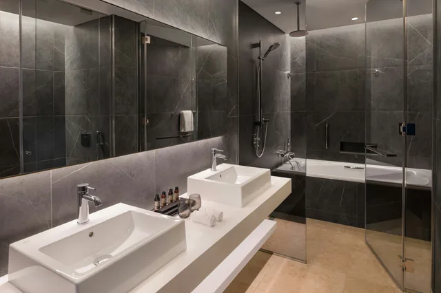 جناح بسرير كينج، The WB Abu Dhabi, Curio Collection by Hilton 4/6