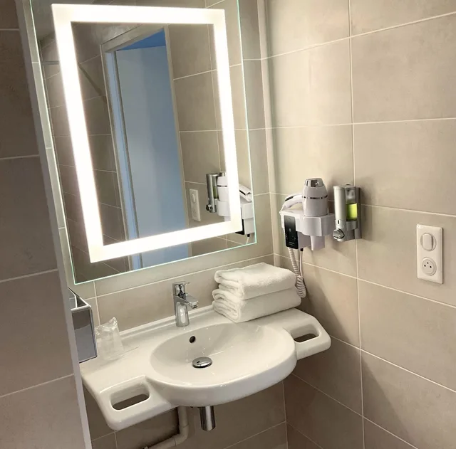 Standard, Queen Bed, Accessible, Hotel Ker Lann Aeroport 5/8