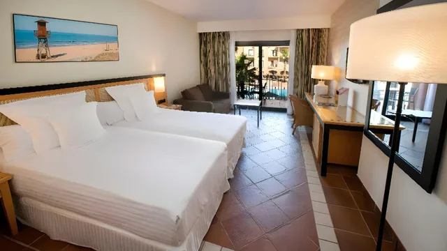 غرفة سوبيريور عائلية بإطلالة على المسبح، Barcelo Punta Umbria Mar 1/1