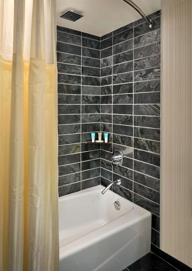 غرفة بسريرين مزدوجين بشرفة، HYATT REGENCY VANCOUVER 2/2