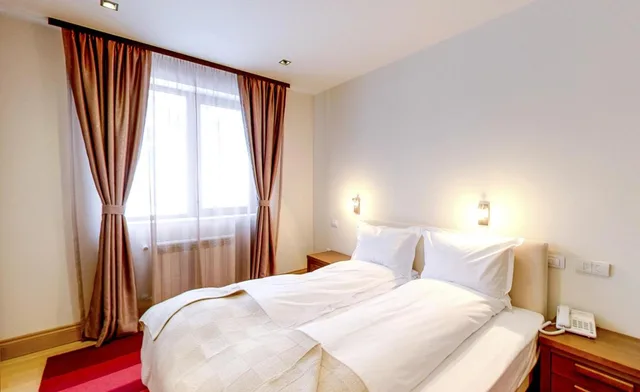 جناح، The Lodge Hotel 1/4