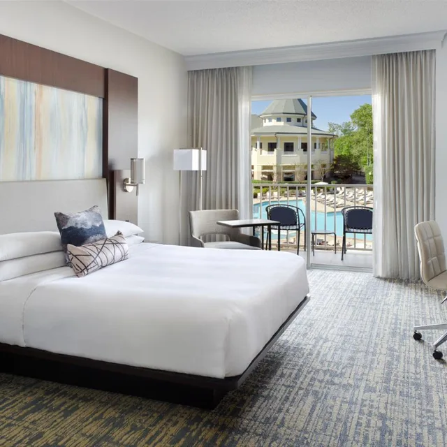 غرفة بسرير كينج بإطلالة على المسبح، Atlanta Evergreen Lakeside Resort 1/6