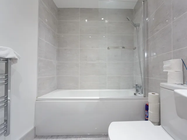 غرفة فاخرة رباعية بسريرين مزدوجين بحمام خاص، Live In Leeds Greenhill Bungalows 4/5