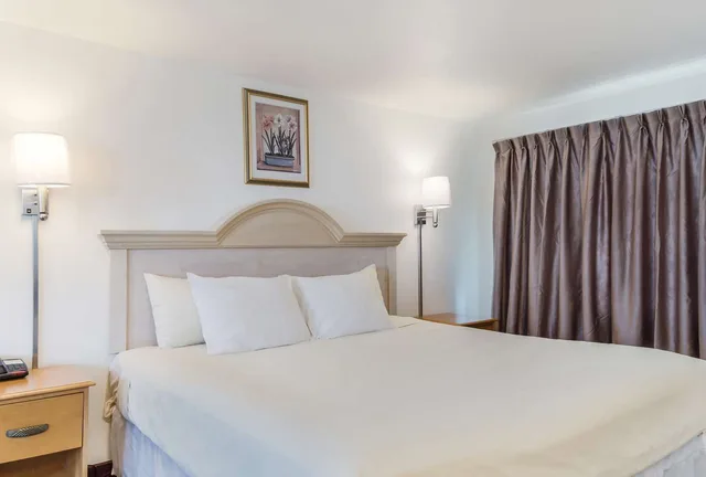 غرفة بسرير كينج، Americas Best Value Inn Suites Hyannis Cape Cod 3/6