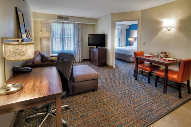 جناح بسرير كوين بغرفة نوم واحدة مع أريكة لذوي الإعاقة، Residence Inn Memphis Germantown 1/3