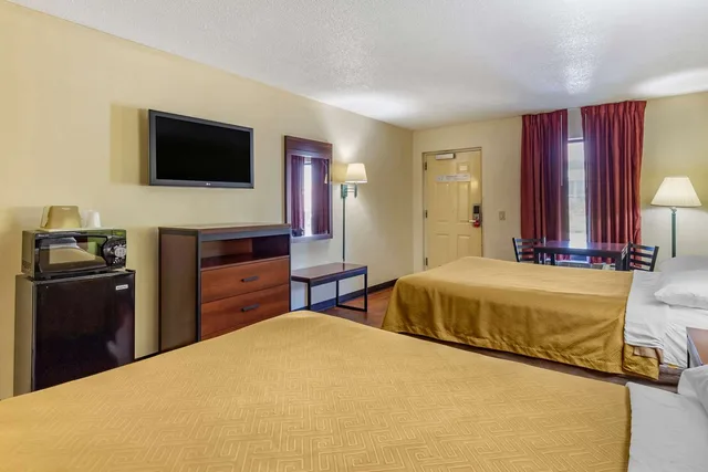غرفة بسريرين مزدوجين، Econo Lodge Fayetteville, NC 3/4