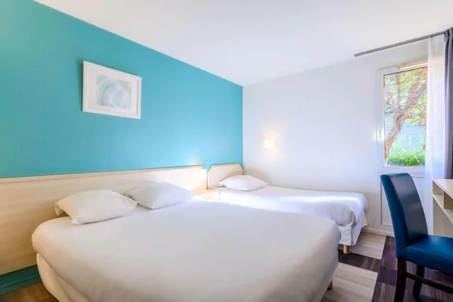 غرفة عائلية بسرير مزدوج وسريرين منفصلين، Comfort Hotel Orleans Saran 1/4