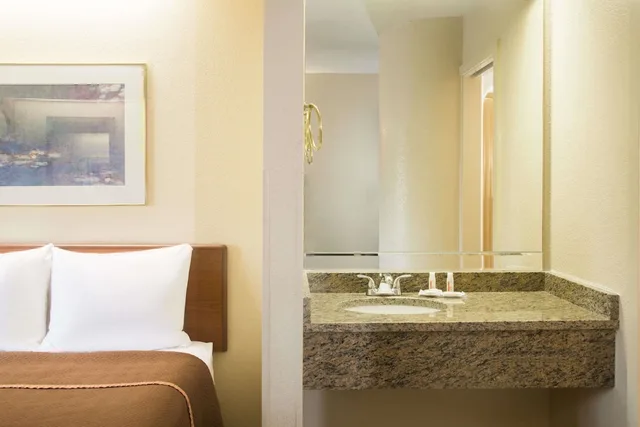 غرفة قياسية بسرير كينج، Travelodge By Wyndham Fort Myers Airport 3/3