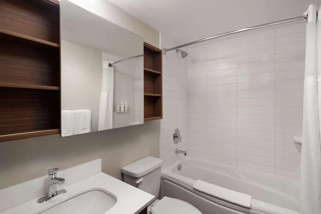 2 Rooms, Suite, Queen Bed, Microtel Inn And Suites By Wyndham Kirkland Lake 3/3