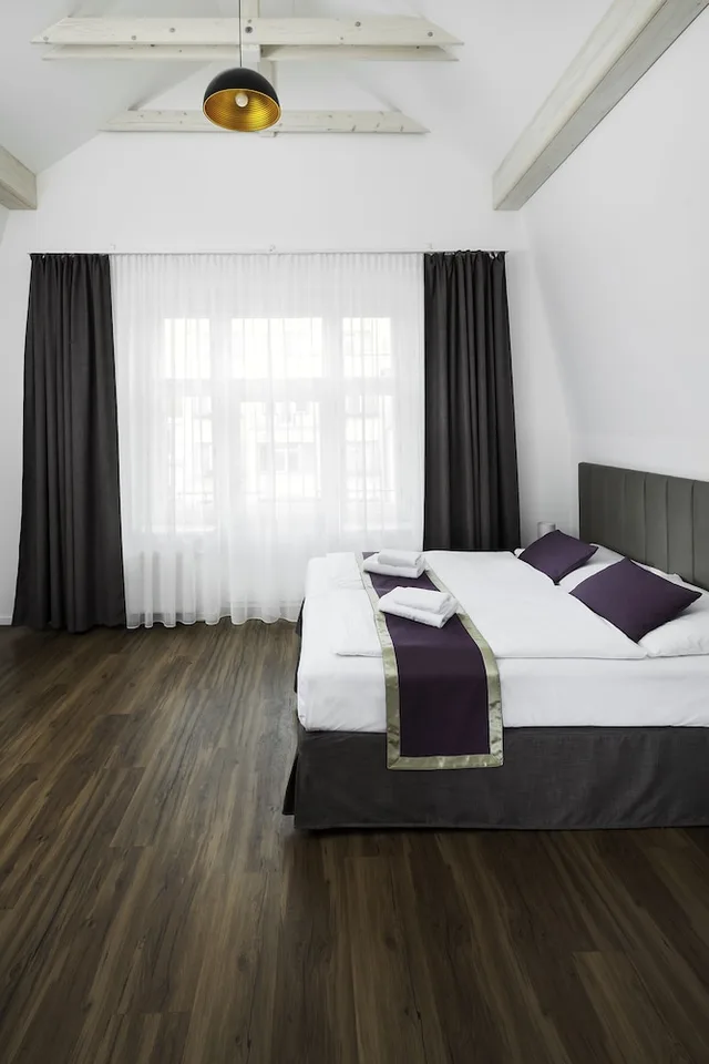 Suite, 1 Double and 1 Single Bed, Elizabeth Suites 1/10
