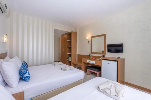 غرفة كبيرة، A Hotel Side 3/6