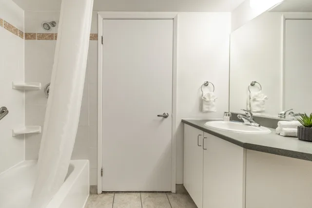 جناح تنفيذي ركني بسرير كينج، Hotel Saint Laurent Montreal 4/5
