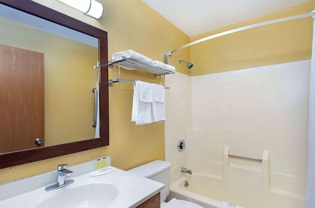 غرفة قياسية بسريرين كوين، Super 8 by Wyndham Somerset 4/5