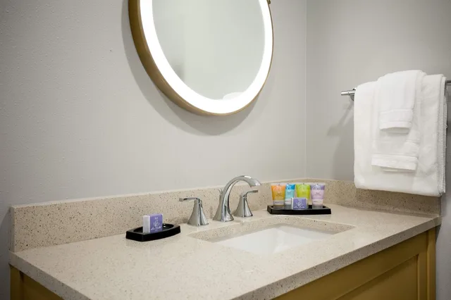 جناح ديلوكس بسرير كينج بغرفة نوم واحدة مع أريكة، Hilton Vacation Club King 583 Charleston 10/10