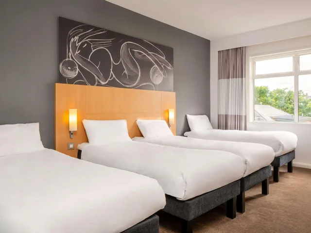 غرفة صغيرة بأربعة أسرّة، ibis Styles York Centre 1/5