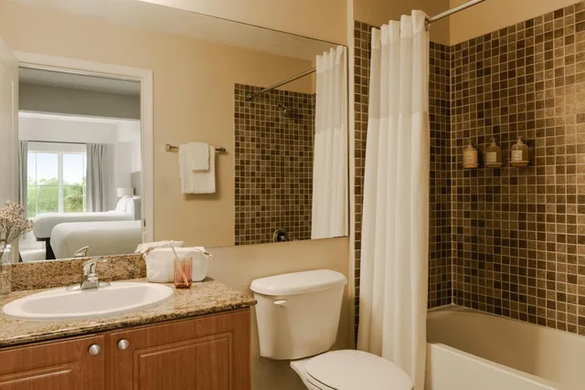 استوديو بسرير كينج مع أريكة، The Point Hotel & Suites 1/1