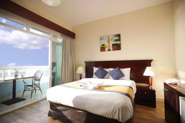 غرفة ديلوكس بإطلالة على البحر بشرفة، Mermaid Beach Hotel 6/10
