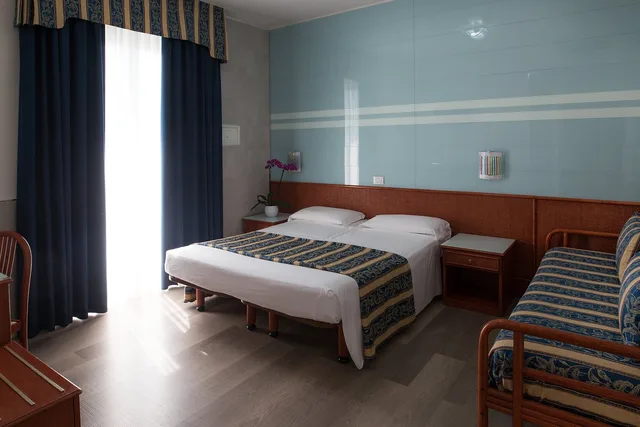 غرفة ثلاثية، Hotel Colombo 1/2