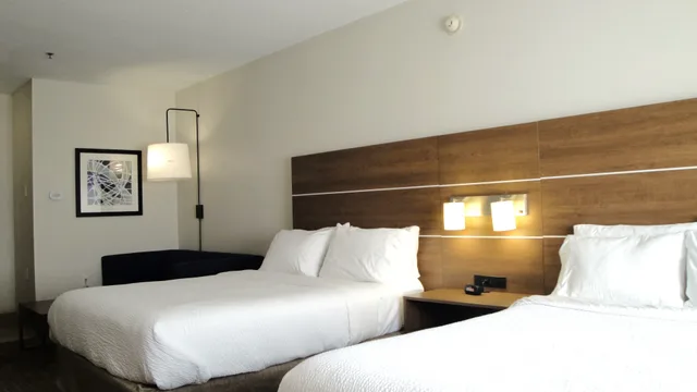 جناح بسريرين كوين، Holiday Inn Express Hotel Suites Franklin 1/1