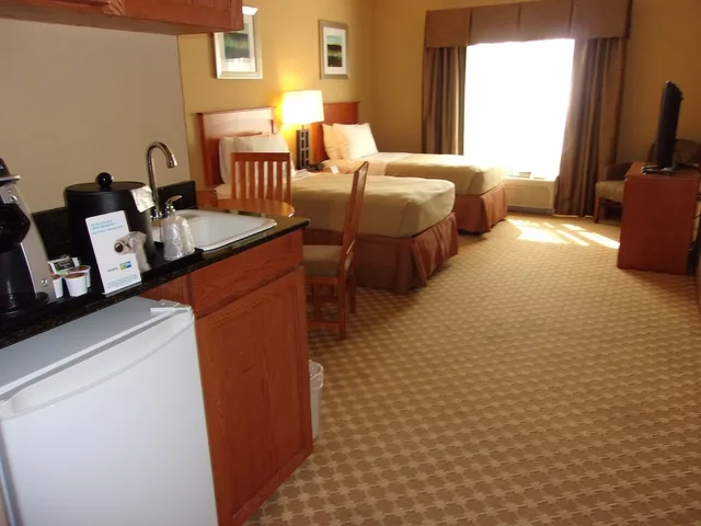 جناح بسرير كينج وسريرين منفصلين، Holiday Inn Express Suites Chicago West Roselle 4/6