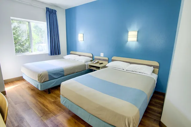 Deluxe, Queen Bed, Motel6 Portsmouth, NH 1/10