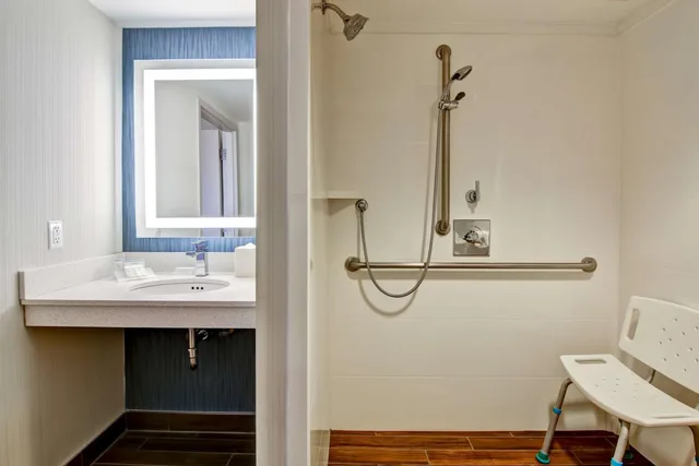 جناح بسرير كينج وسريرين كوين لذوي الإعاقة، Hilton Garden Inn Toronto Mississauga 5/6