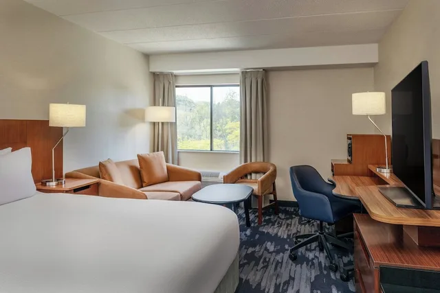غرفة بسرير كينج مع أريكة لذوي الإعاقة، Fairfield Inn Portsmouth Seacoast 2/4