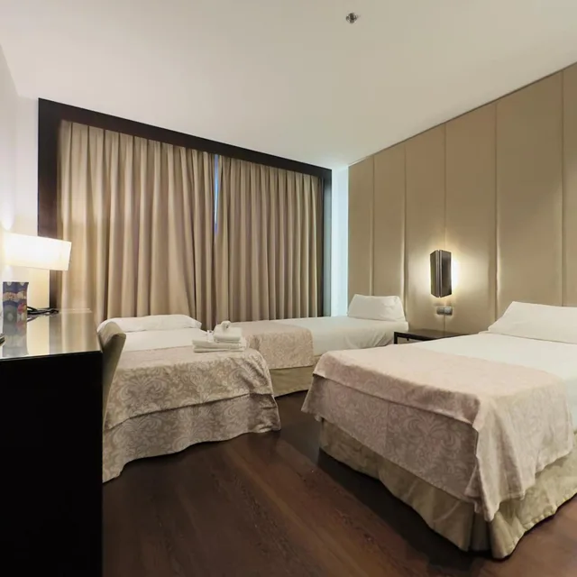 غرفة بسرير مزدوج مع سرير إضافي، Hotel Palacio Albacete and Spa 1/8