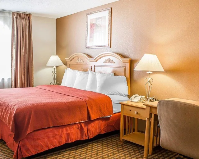 غرفة قياسية بسرير كينج، Quality Inn Elyria 1/2